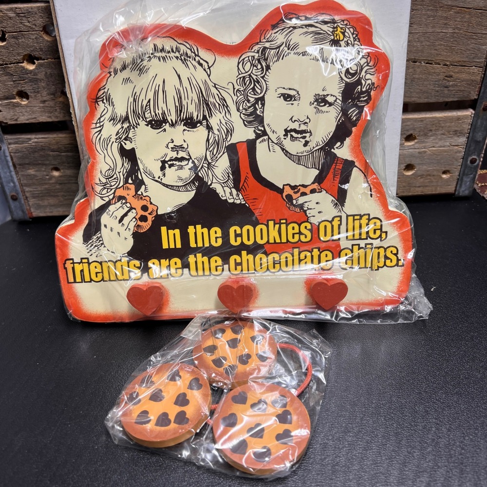 Vintage Gifts by House of Lloyd Friends Are The Chips Plaque Heart Pegs 1999